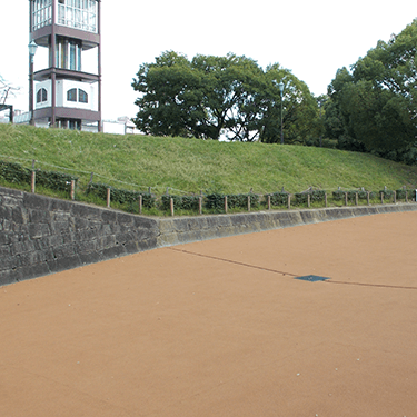 兵庫県伊丹市有岡城跡南側堀跡ゴムチップ舗装