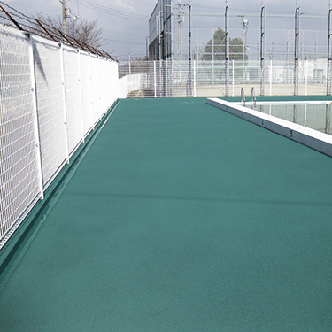 大阪府河内長野市立学校プールサイドコムチップ舗装