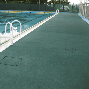 大阪府河内長野市立学校プールサイドコムチップ舗装